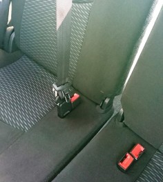 後部座席のシートベルトが外せない！？